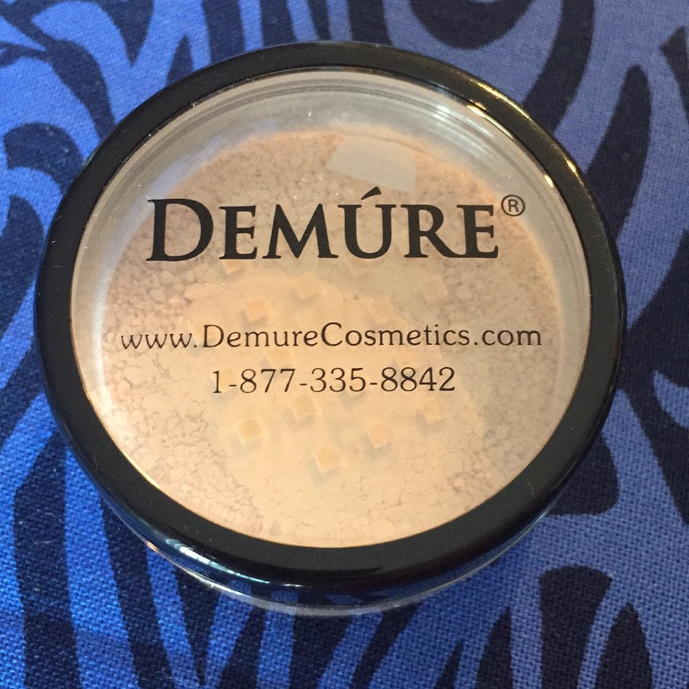 New Demure Mineral Finishing Powder